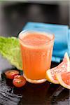 Smoothie de tomates, de choux et de pamplemousse