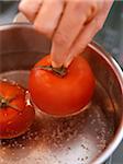 Setzen die Tomaten in einem Topf mit kochendem Wasser