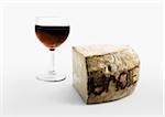 Tomme de Savoie et verre de vin rouge