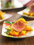 Half-cooked tuna with mango and rosemary