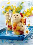 Glace vanille et biscuits avec des fruits frais