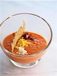 Gaspacho de tomate avec jambon et oeuf dur râpé