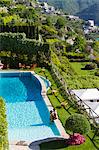 Italie, Ravello, terrasse avec piscine extérieure et le couple s'embrassant