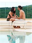 Italie, couple romantique relaxante au bord de piscine