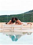 Italie, jeune couple baiser de piscine