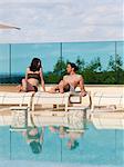 Italie, jeune couple de détente au bord de piscine