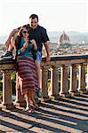 Italie, Florence, Couple Regarde un caméra au belvédère domine la vieille ville