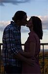 Italie, Toscane, Couple s'embrassant sur la terrasse au crépuscule