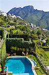 Italie, Ravello, terrasse avec piscine extérieure et de couple