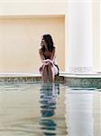 Italie, Toscane, femme assise sur le bord de la piscine
