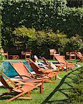 Italien, Amalfiküste, Ravell, junge Frau, Sonnenbaden am Lounge-Sessel
