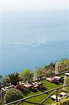 Italien, Küste von Amalfi, Ravello, erhöhte Ansicht von Liegestühlen mit Blick aufs Meer