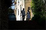 Italie, Ravello, Couple marchant dans la rue de la vieille ville