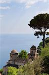 Italie, Côte d'Amalfi, Ravello, église sur la colline avec la mer en arrière-plan