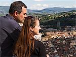 Couple de Smiling Italie, Florence, regardant la physionomie d'une ville