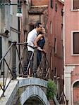 Debout de couple romantique d'Italie, Venise, sur la passerelle