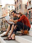 Italie, Venise, Mature couple vacances étudie la carte de la ville