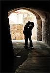 Italien, Venedig, junges Paar küssen in Torbogen