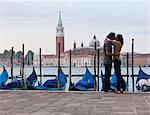 Italien, Toskana, junges Paar, umarmen, in alten Haus