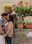 Couple de jeunes d'Italie, Toscane, baiser en plein air