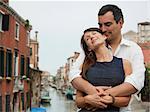 Couple romantique d'Italie, Venise, debout sur le pont sur le canal