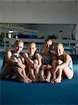 USA, Utah, Orem, Portrait de jeunes filles (8-11) au repos dans une salle de sport