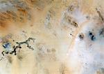 Koufra Oase, Libyen, True Colour Satellitenbild. Satellitenbild von Koufra Oase, Libyen, true color. Die Oase in der libyschen Wüste, östlich der Stadt Al Jawf mit Zentrum-Pivot Koufra bewässerte Felder. Bild aufgenommen am 9. November 1996 mit LANDSAT Daten.