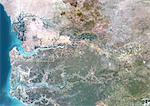 Gambie, Afrique, vraie couleur Image Satellite avec bordure. Vue satellite de Gambie (avec bordure). Cette image a été compilée à partir de données acquises par les satellites LANDSAT 5 & 7.