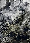 L'Europe dans la nuit avec la couverture nuageuse, True Image Satellite de la couleur. Couleur vraie image satellite de l'Europe dans la nuit avec la couverture nuageuse. Cette image en projection conique conforme de Lambert a été compilée à partir de données acquises par les satellites LANDSAT 5 & 7.