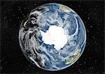 Monde centré sur le pôle Sud, True Image Satellite en couleurs. Image satellite de véritable couleur de la terre centrée sur le pôle Sud avec la couverture nuageuse, durant le solstice d'hiver, à 6 heures GMT. Cette image dans une projection orthographique a été compilée à partir de données acquises par les satellites LANDSAT 5 & 7.