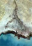 Satellitenbild von Ural Delta, Kasachstan, echte Farbe. Echtfarben-Satellitenbild des Ural-Delta in Kasachstan. Der Ural-Fluss endet am Kaspischen Meer. Composite-Bild LANDSAT 5 Daten.