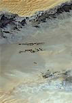 Agriculture dans le désert de Murzuq en 2000, la Libye, l'Image Satellite couleur vraie. Image satellite de couleur vraie de l'agriculture dans le nord du désert de Murzuq en Libye. Le désert de Murzuq est un désert de l'erg, une partie du désert du Sahara, dans le sud-ouest de la Libye. Les parcelles agricoles circulaires sont visibles sur l'image. Image prise le 8 novembre 2000, à l'aide de données LANDSAT 7.