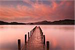 Dock am See an der Dämmerung, Derwent Water, Seenplatte, Cumbria, England