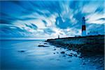 Portland Bill Lighthouse, Felsenküste und Wolken, Insel von Portland, Dorset, England
