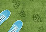 Blaue Schuh Druck auf grüne Wiesen.