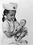 ANNÉES 1960 GIRL IN INFIRMIÈRE UNIFORME TENANT STÉTHOSCOPE POUR BABY DOLL POITRINE INTÉRIEURE