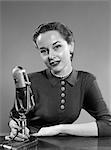 PORTRAIT DES ANNÉES 1950 DE L'ANNONCEUR FEMME PARLANT DANS LE MICROPHONE EN REGARDANT LA CAMÉRA