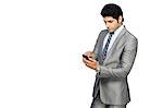 Portrait d'un homme d'affaires envoyant le message texte à l'aide de téléphone portable