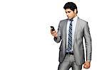 Portrait d'un homme d'affaires parlait au téléphone mobile
