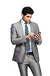 Portrait d'un homme d'affaires à l'aide de téléphone portable