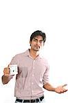 Portrait d'homme tenant la tasse à café