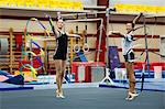 Teenager-Mädchen Turnerinnen üben Rhythmische Gymnastik, drehend Farbbänder