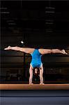 Gymnaste faisant appui tendu renversé avec split jambes