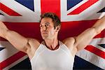 Männlicher Athlet vor britische Flagge