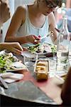 Jeune femme manger votre repas dans le café