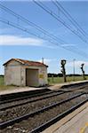 Kleine Gebäude neben Train Tracks, Baillargues, Herault, Languedoc-Roussillon, Frankreich