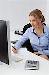 Junge Frau am Schreibtisch im Büro arbeiten