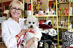 Porträt einer glücklich leitende Frau mit Hund in Tierhandlung