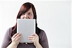 Frau Holding iPad vor Gesicht