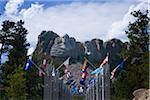 Drapeaux bordent l'entrée du Mont Rushmore, South Dakota, USA